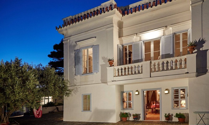 Artemonas House | Historical Elegance: Discover Artemonas Mansion Retreat