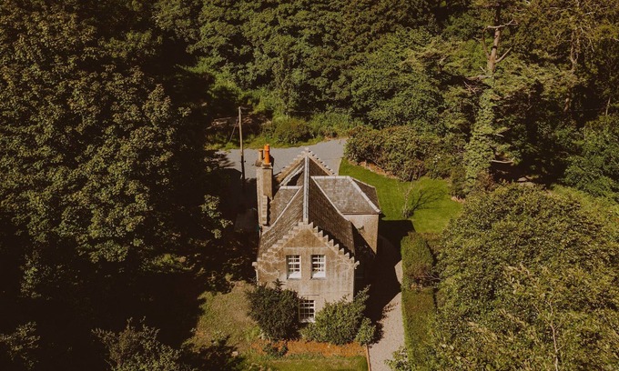 Stranraer Cottage | Idyllic Escape: Artemisia Lodge with Oceanfront Pool & Spa
