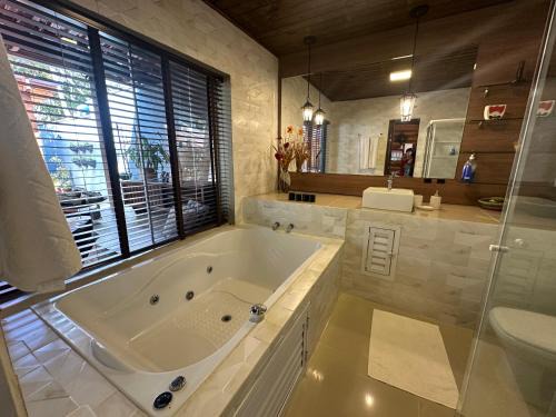 Nacoes House | Experience Arthi - Lindo Loft with Hot Tub & 9.8 Rating!