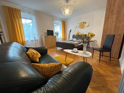 Fabryczna House | Family-Friendly ARTHOME: Rated 10/10 with Kitchen Amenities