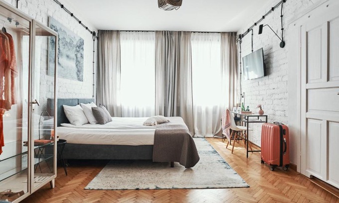 Nowa Praga Hotel | Discover ARTHOTEL STALOWA 52: Pet-Friendly Retreat