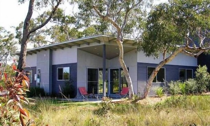 Worrowing Heights House | Stylish Arthouse Accommodation with Family-Friendly Amenities