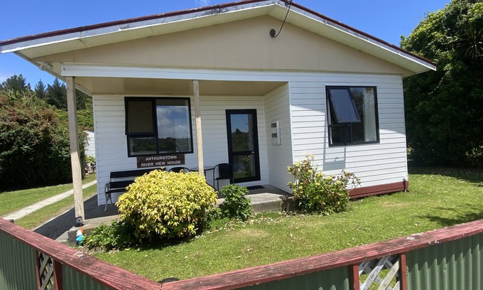 Hokitika House | Pet-Friendly Hokitika Holiday Home with Pool & Breakfast