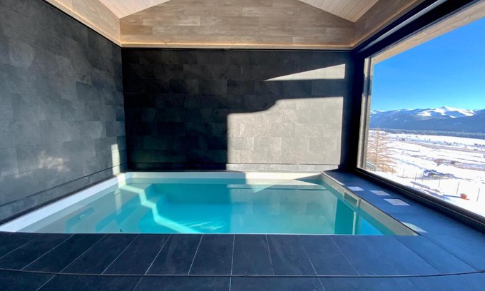 Les Angles Ski Chalet | Artik Chalet with 180-Degree Views and Inviting Pool