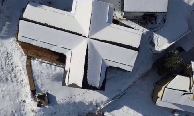 Les Angles Ski Chalet | Artik Chalet with Breathtaking Lake Views and Pool