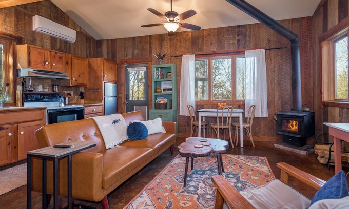 Marshall Cabin | Remarkable Artisan Cabin Escape: Nature-Inspired Retreat