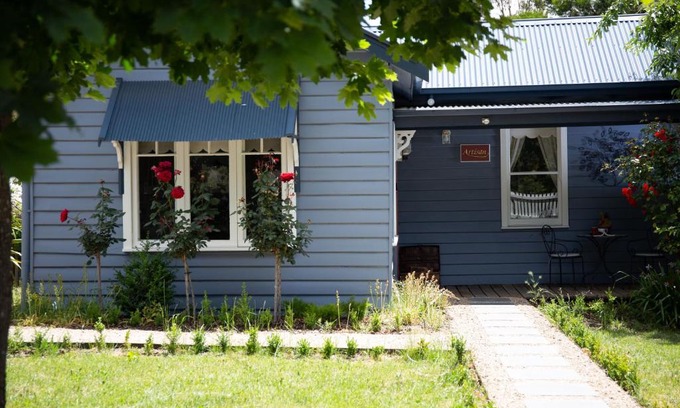 Hepburn House | Exceptional Artisan Retreat: 4-Star Stay with Hot Tub
