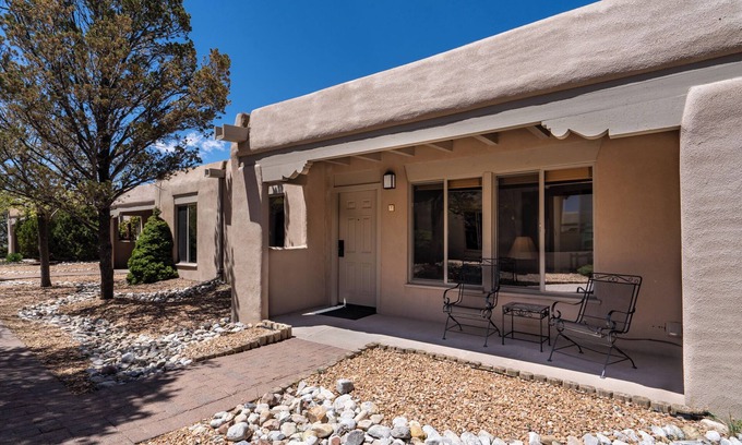 Northeast Santa Fe House | Inviting Artist Road: Pool, Breakfast & Family-Friendly Stay