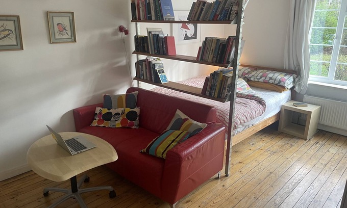 Wimbledon Apartment | Elegant 1930's Flat with Spa Near Central London