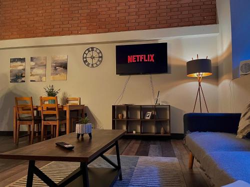 Sheffield City Centre Apartment | Artistic 1BR Retreat in Sheffield with Netflix & Heated Floors