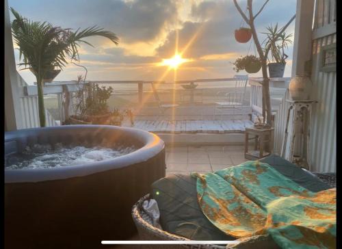 Zikhron Ya'aqov Apartment | Artistic Sea View Retreat with Inviting Hot Tub