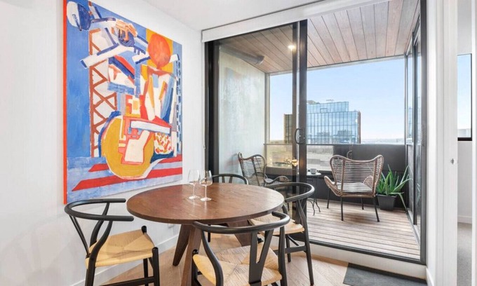 Collingwood North Apartment | Artistic Urban Retreat Near Smith Street - Rated 10/10!