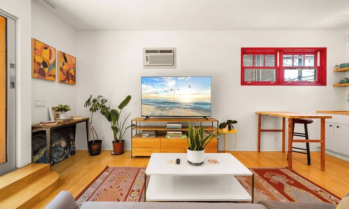 Silver Strand Apartment | Artistic Venice Beach Canals Studio with Rooftop & Sauna