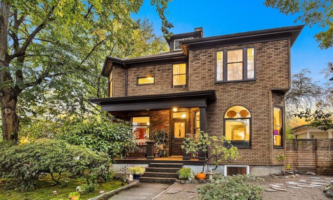 Buckman Neighborhood House | Artistic Victorian Retreat in a Trendy Neighborhood