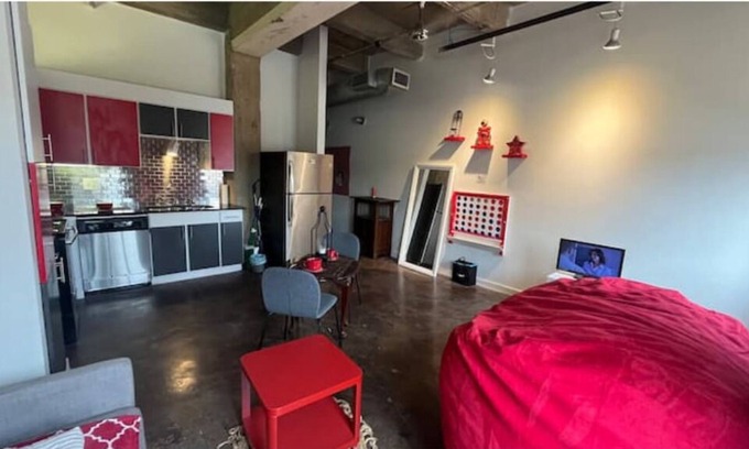 Deep Ellum Apartment | Artistico-Styled Studio Loft | Sleeps 5 People!