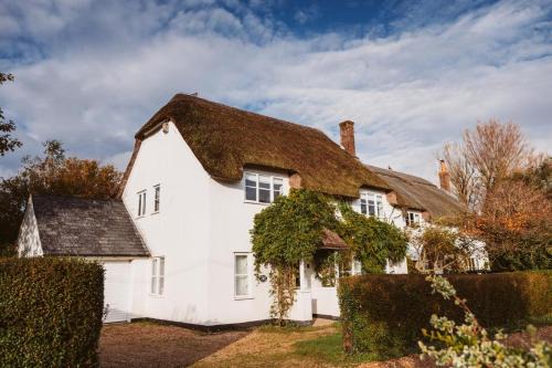 Wool House | Artists Coastal Retreat: Family & Pet-Friendly Getaway