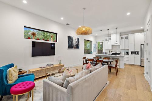 Indian Hills House | Artists Hideaway - Huge Yard and Workspace