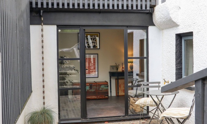 Battle Apartment | Artists Hideaway: Pet-Friendly Country Cottage Retreat