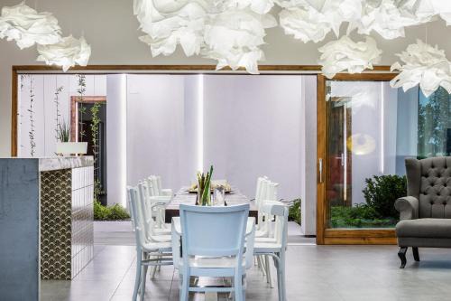 Morahalom Villa | Artkazal: Guest Rated 9/10 with Kitchen & Hot Tub Amenities