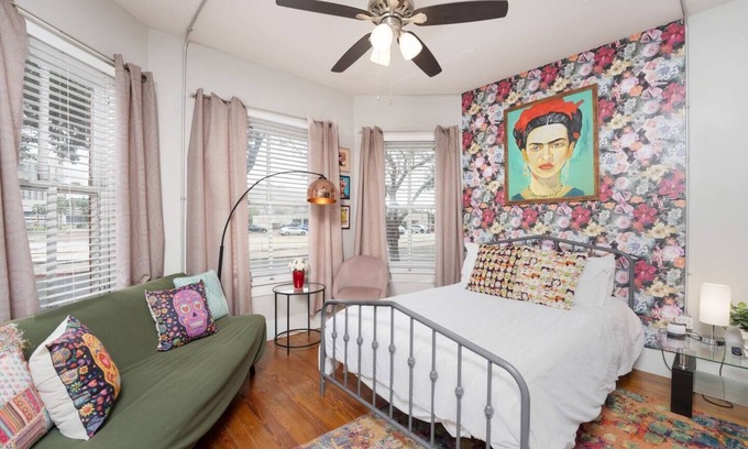 Central City Apartment | Winter Discounts at Downtown Studio with Spa and Breakfast