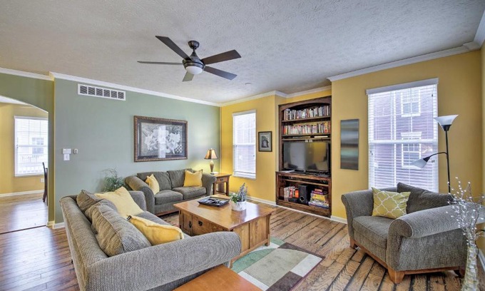 Carmel Apartment | Artistic Condo by Monon Trail with Pet-Friendly Amenities