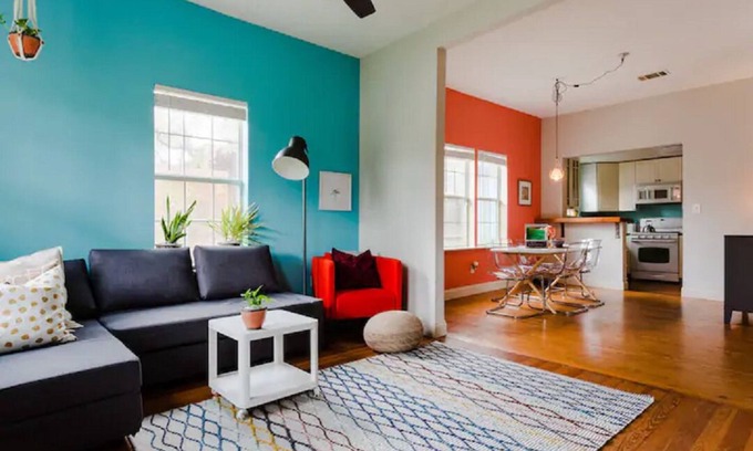 Chestnut House | Artistic 2BD House with Kitchen Near Downtown & Backyard
