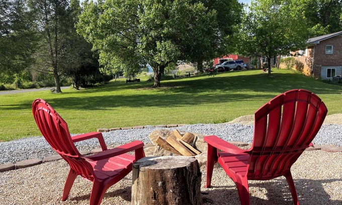 Jonesborough Other | Pet-Friendly Artsy Farmhouse Retreat in Tennessee Countryside