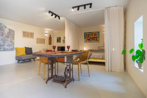 Mafra House | Comfortable Arty Studio in a Farmhouse - Rated 9.6/10