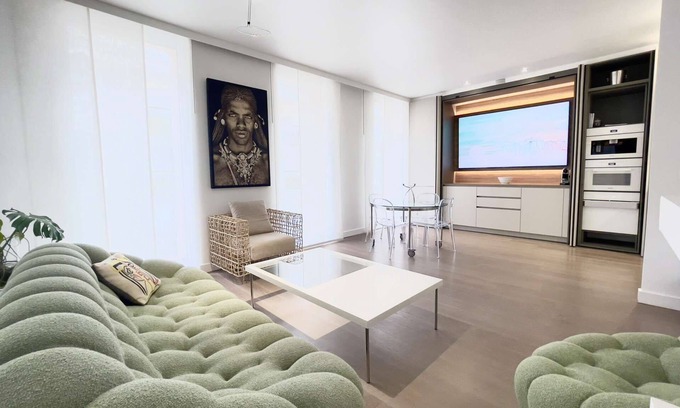 Cannes City Centre Apartment | Cozy Arundel Croisette: Steps to the Beach with Free Parking