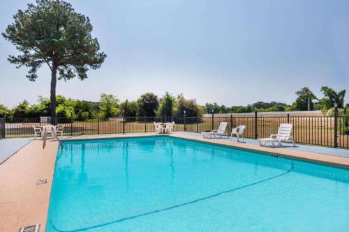 Longview Hotel | Relax at Arya Inn & Extended Stay: Pet-Friendly Retreat