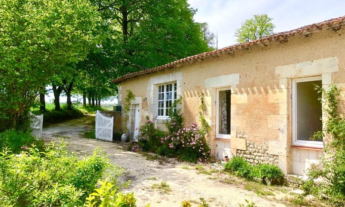 Montboyer House | Featured Cottage with Shared Pool - Ideal for Families and Pets
