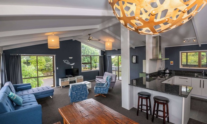 Lynmore House | Relaxing As You Do Retreat with Spa Pool & Pet-Friendly Stay