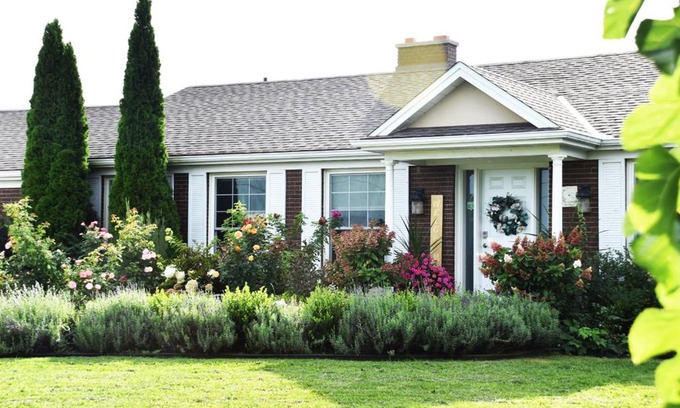 Niagara-on-the-Lake Bed & Breakfast | Top-Rated As You Like It Bed and Breakfast with Pool
