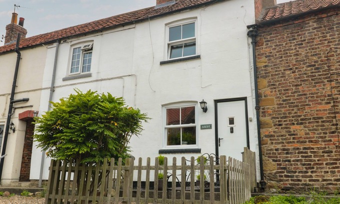 Sheriff Hutton Cottage | Pet-Friendly Ascot Cottage: Unique Character in Strensall