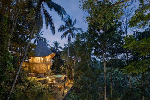 East Selemadeg Villa | Serene Amarta Pesagi Retreat in Tabanan with Pool & Dining