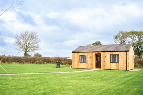 Radbourne House | Discover Ash Lodge: Pet-Friendly Retreat with 9.6 Rating