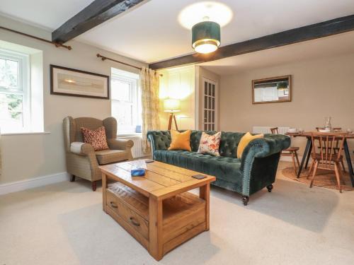 Hayton House | Cozy Ash Tree Cottage: Child-Friendly Escape Awaits
