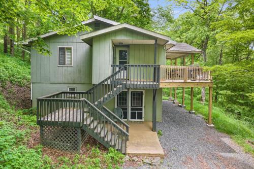 Wolf Laurel House | Experience Ash Vale: Deck with Views and Fun Amenities