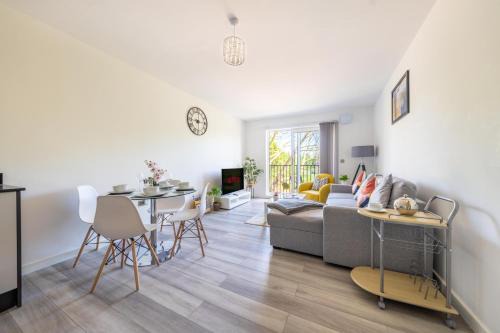 Staines Apartment | Family-Friendly Ash View Place Near Thorpe Park & Parking
