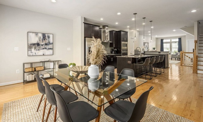 Ashburn House | Work-Friendly Ashburn Hotel with Pet and Spa Amenities