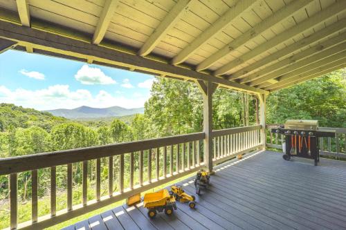 Warrensville House | Ashe County Log Cabin with Mountain Views and Sauna