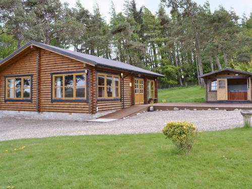 Glenfarg House | Idyllic Ashknowe Log Cabin with Hot Tub & High Guest Rating