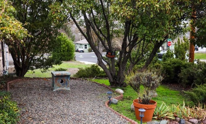 Ashland Hostel | Budget-Friendly Ashland Commons Hostel with Spa & Breakfast