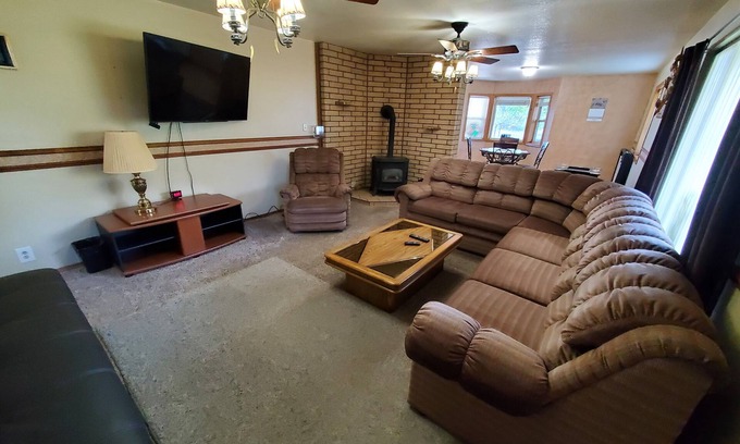 Lapoint House | Comfortable Country Home with Spa & Breakfast for Guests