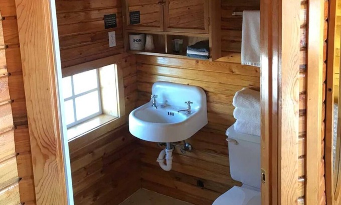 Ashton House | Cozy Ashton Historic Log Cabins with Family-Friendly Amenities
