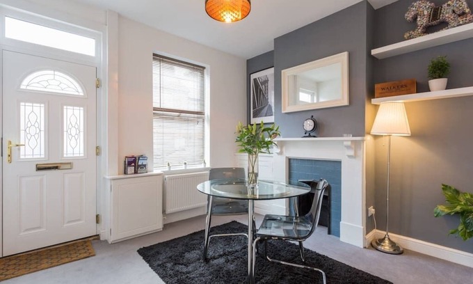 Luton House | Convenient Ashton House Luton with Breakfast & Family Amenities