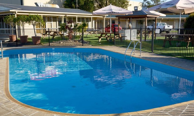 West Gosford Hotel | Oceanfront Ashwood Motel: Family-Friendly With Pool Access