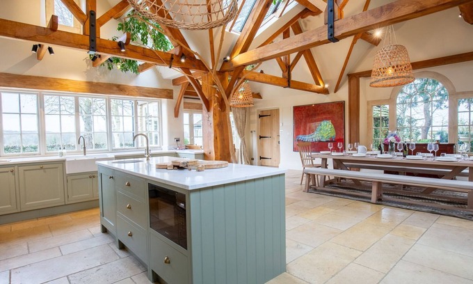 Leafield Cottage | Top-Rated Ashworth House - Family & Pet-Friendly Retreat