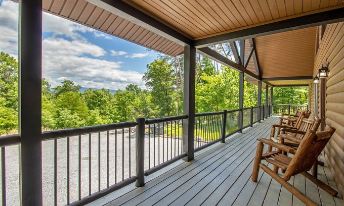 Stanley House | Relaxing Retreat with Hot Tub & Pet Friendly in Luray Mountains