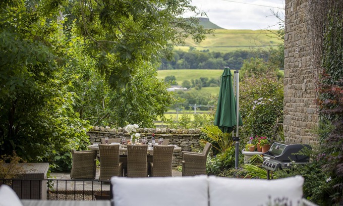 Askrigg Cottage | Quaint Chapel Retreat: Embrace English Romance & Comfort